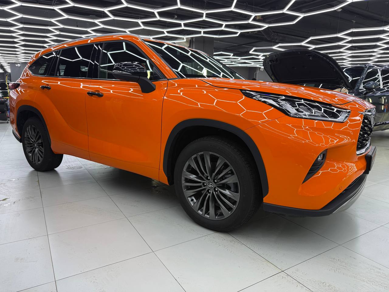 Оклейка Toyota Highlander в McLaren Orange: из черного - в яркий и бескомпромиссный